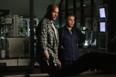 Agents of S.H.I.E.L.D.: gli attori Henry Simmons e Iain De Caestecker in The Writing on the Wall