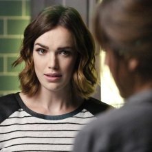 Agents of S.H.I.E.L.D.: Elizabeth Henstridge interpreta Jemma Simmons in The Writing on the Wall