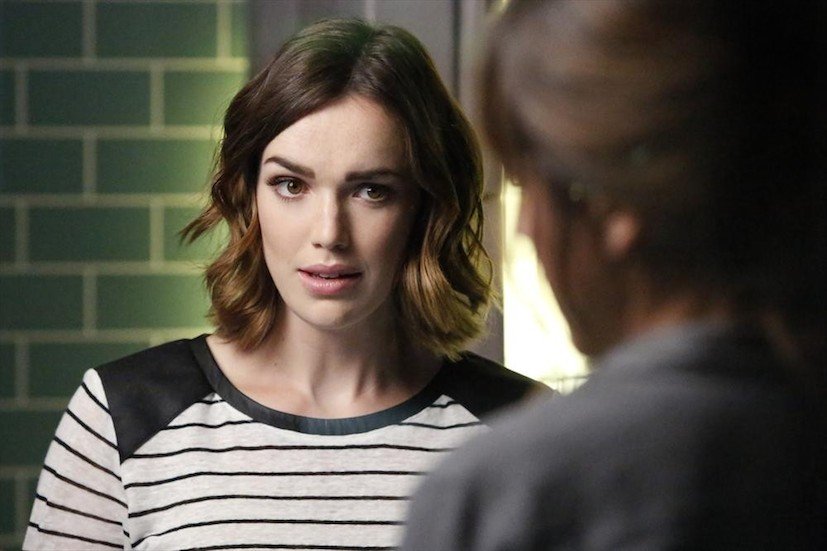 Agents of S.H.I.E.L.D.: Elizabeth Henstridge interpreta Jemma Simmons in The Writing on the Wall