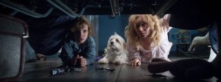 The Babadook: Essie Davis e Noah Wiseman in cerca dell'uomo nero in una scena del film