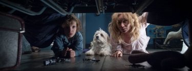 The Babadook: Essie Davis e Noah Wiseman in cerca dell'uomo nero in una scena del film