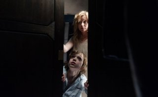 The Babadook: Essie Davis e Noah Wiseman sono madre e figlio perseguitati dall'uomo nero in una scena del film