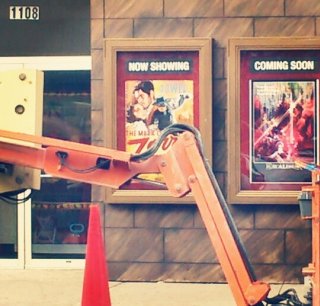 Batman v Superman: Dawn of Justice - Una locandina all'esterno di un cinema scelto come location