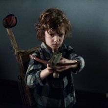 The Babadook: il giovane Noah Wiseman in una scena tratta dall'horror