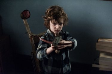 The Babadook: il giovane Noah Wiseman in una scena tratta dall'horror