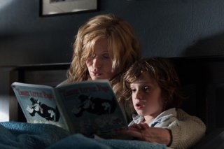 The Babadook: Essie Davis e Noah Wiseman in una scena tratta dall'horror