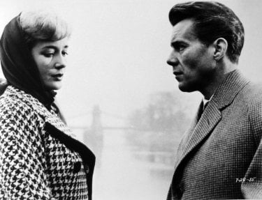 Victim - Sylvia Syms e Dirk Bogarde in una scena