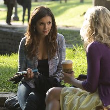 The Vampire Diaries: Nina Dobrev e Candice Accola in Do You Remember the First Time?