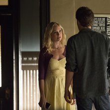 The Vampire Diaries: Candice Accola e Paul Wesley in una scena di Do You Remember the First Time?