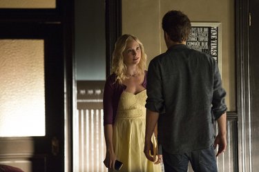 The Vampire Diaries: Candice Accola e Paul Wesley in una scena di Do You Remember the First Time?