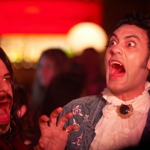 What We Do in the Shadows: Jemaine Clement insieme a Taika Waititi in un momento della commedia horror
