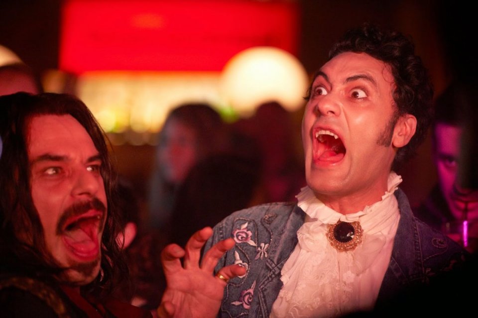 What We Do in the Shadows: Jemaine Clement insieme a Taika Waititi in un momento della commedia horror