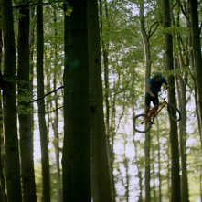 Violet: bici da motocross, in azione nel bosco, in una scena del film