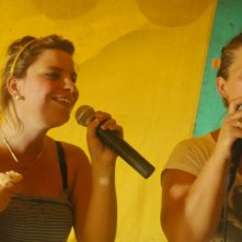 Eat Your Bones: un'allegra immagine di festa tratta dal film