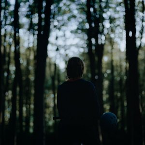 Violet: César De Sutter (di spalle) in una scena del film