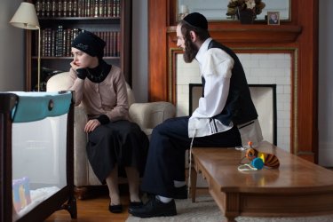 Felix & Meira: Hadas Yaron e Luzer Twersky in una scena del film