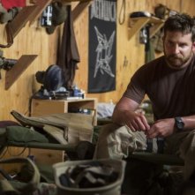 American Sniper: Bradley Cooper seduto sulla brandina