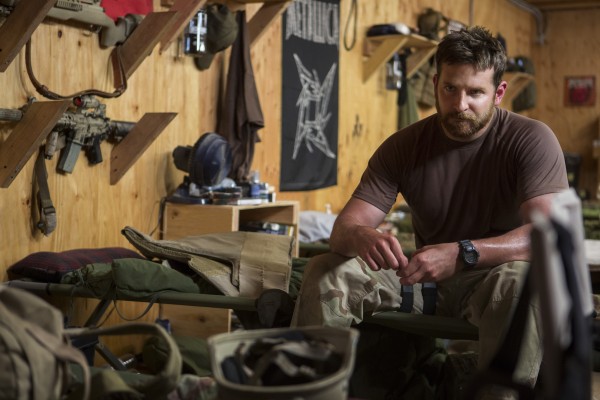 American Sniper: Bradley Cooper seduto sulla brandina