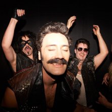 What We Do in the Shadows: Jemaine Clement con Taika Waititi e Jonathan Brugh in un'immagine del film