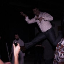 What We Do in the Shadows: Jemaine Clement in una scena del film con Jonathan Brugh 