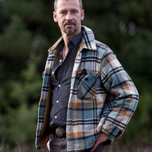 Eat Your Bones: il regista del film Jean-Charles Hue sul set del film