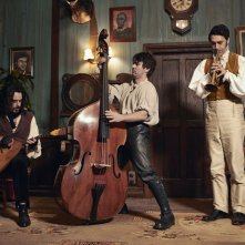 What We Do in the Shadows: Jemaine Clement (Vladislav) con Taika Waititi (Viago) e Jonathan Brugh (Deacon) in una scena