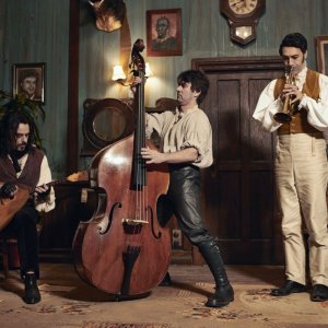 What We Do in the Shadows: Jemaine Clement (Vladislav) con Taika Waititi (Viago) e Jonathan Brugh (Deacon) in una scena