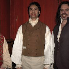 What We Do in the Shadows: Jonathan Brugh con Jemaine Clement e Taika Waititi in una foto promozionale