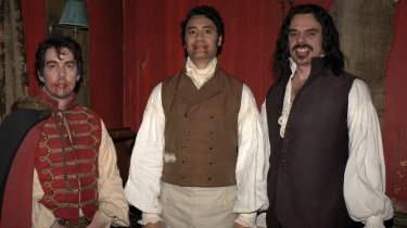 What We Do in the Shadows: Jonathan Brugh con Jemaine Clement e Taika Waititi in una foto promozionale