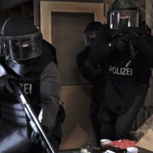 The Kings Surrender: retata della polizia in una scena del film