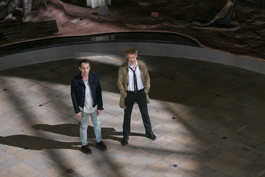 Constantine: gli attori Jonjo O'Neill e Matt Ryan in A Feast of Friends
