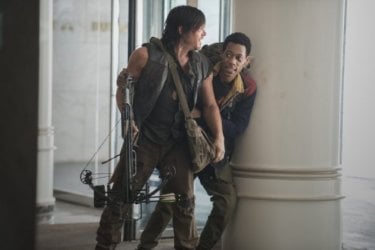 The Walking Dead: Tyler James Williams e Norman Reedus in Consumed