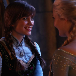 C'era una volta: le attrici Elizabeth Lail e Georgina Haig in una scena di Smash the Mirror
