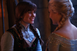 C'era una volta: le attrici Elizabeth Lail e Georgina Haig in una scena di Smash the Mirror