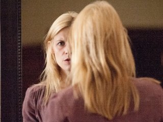 Homeland: l'attrice Claire Danes in una scena dell'episodio Halfway to a Donut