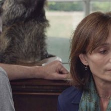 My Old Lady: Kevin Kline (di spalle) con Kristin Scott Thomas in una scena del film drammatico