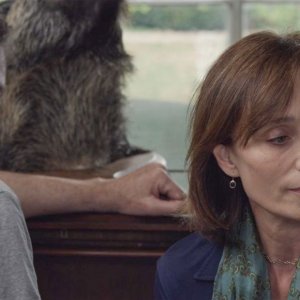 My Old Lady: Kevin Kline (di spalle) con Kristin Scott Thomas in una scena del film drammatico