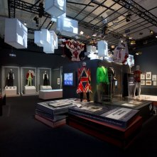 David Bowie Is: costumi di scena del grande David Bowie esposti nella mostra blockbuster allestita al Victoria and Albert Museum di Londra