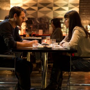 Ogni maledetto Natale: Alessandro Cattelan in una scena del film insieme ad Alessandra Mastronardi