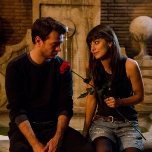 Ogni maledetto Natale: Alessandro Cattelan con Alessandra Mastronardi in una scena del film