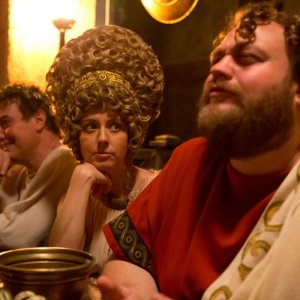 Ogni maledetto Natale: Caterina Guzzanti con Stefano Fresi in un momento della commedia