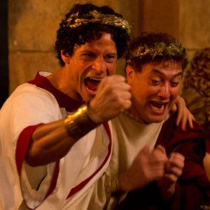 Ogni maledetto Natale: Corrado Guzzanti con Andrea Sartoretti esultano in una scena del la commedia