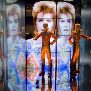 David Bowie Is: immagini vivaci dalla mostra blockbuster sulla star della musica allestita al Victoria and Albert Museum di Londra