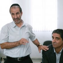 Viviane: Simon Abkarian insieme a Sasson Gabai in una scena