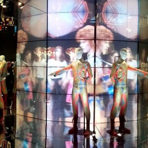 David Bowie Is: scene dalla mostra blockbuster sulla star della musica allestita al Victoria and Albert Museum di Londra