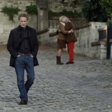 My Old Lady: Kevin Kline a passeggio con Kristin Scott Thomas in una scena del film drammatico