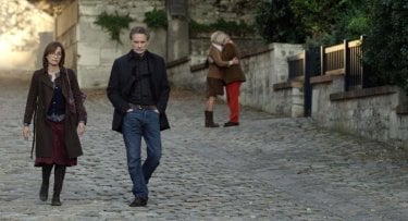 My Old Lady: Kevin Kline a passeggio con Kristin Scott Thomas in una scena del film drammatico