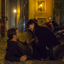 Ogni maledetto Natale: Alessandro Cattelan con Alessandra Mastronardi in una romantica scena del film