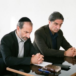 Viviane: Simon Abkarian e Sasson Gabai in una scena