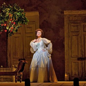 Il Barbiere di Siviglia: Isabel Leonard è Rosina in una scena della pièece teatrale